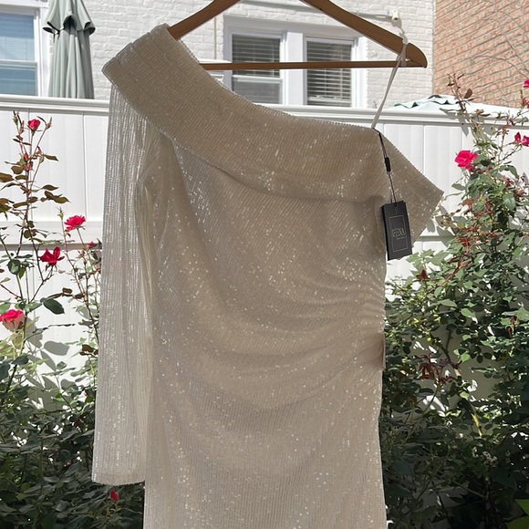 Ieena x Mac Duggal - White Sequined Drop Shoulder Faux Wrap Gown - Size 10 - Picture 4 of 17